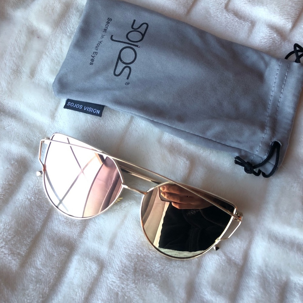 🌿 3/$25 Trendy gold mirror sunglasses - Picture 2 of 3